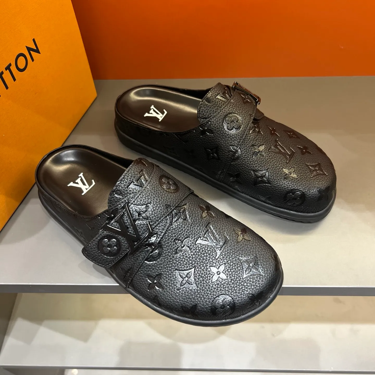 P380 LV Easy 2025 new men's casual sandals, made of suede cow leather, with Monogram pattern to highlight the trendy style. Adjustable straps illuminated with LV letters, while a resilient insole and micro outsole provide lightweight comfort. Made of suede cow leather with embossed Monogram pattern and brand element metal hardware✅Adjustable straps➕Tough insole‼ ️Micro outsole. Comfortable and easy to wear‼ ️ size: 38-45 (45 customized)